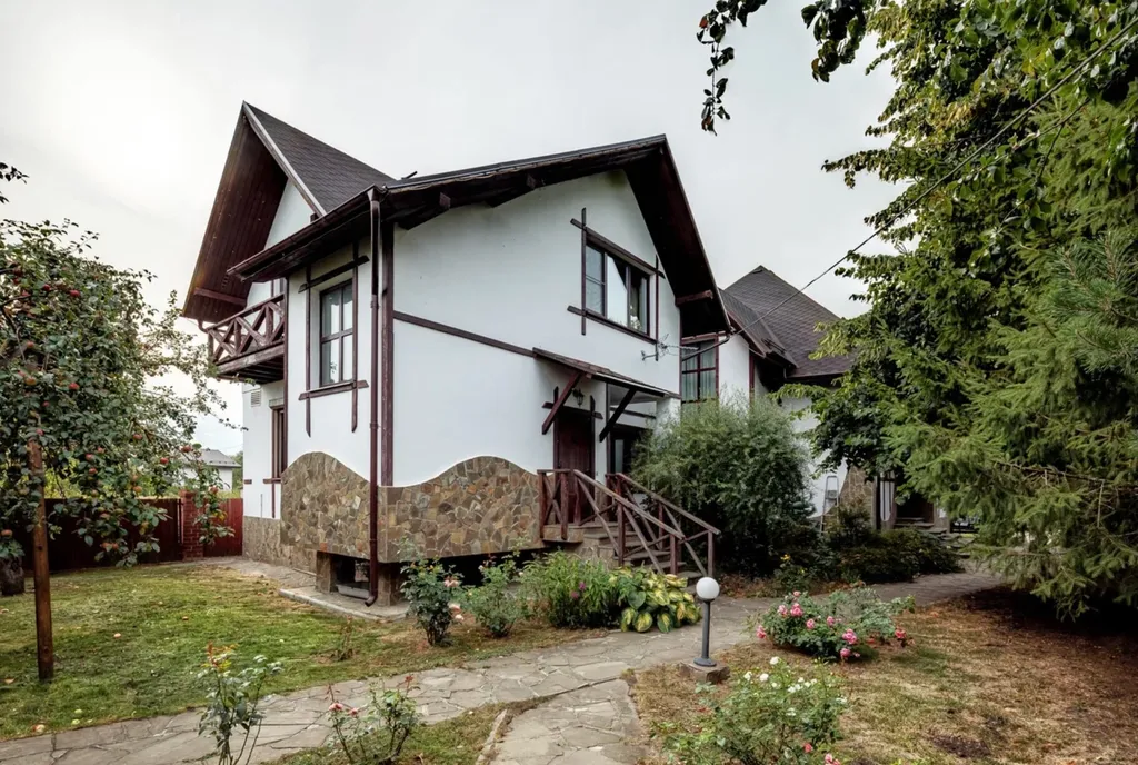 Загородный дом с бассейном и бильярдной