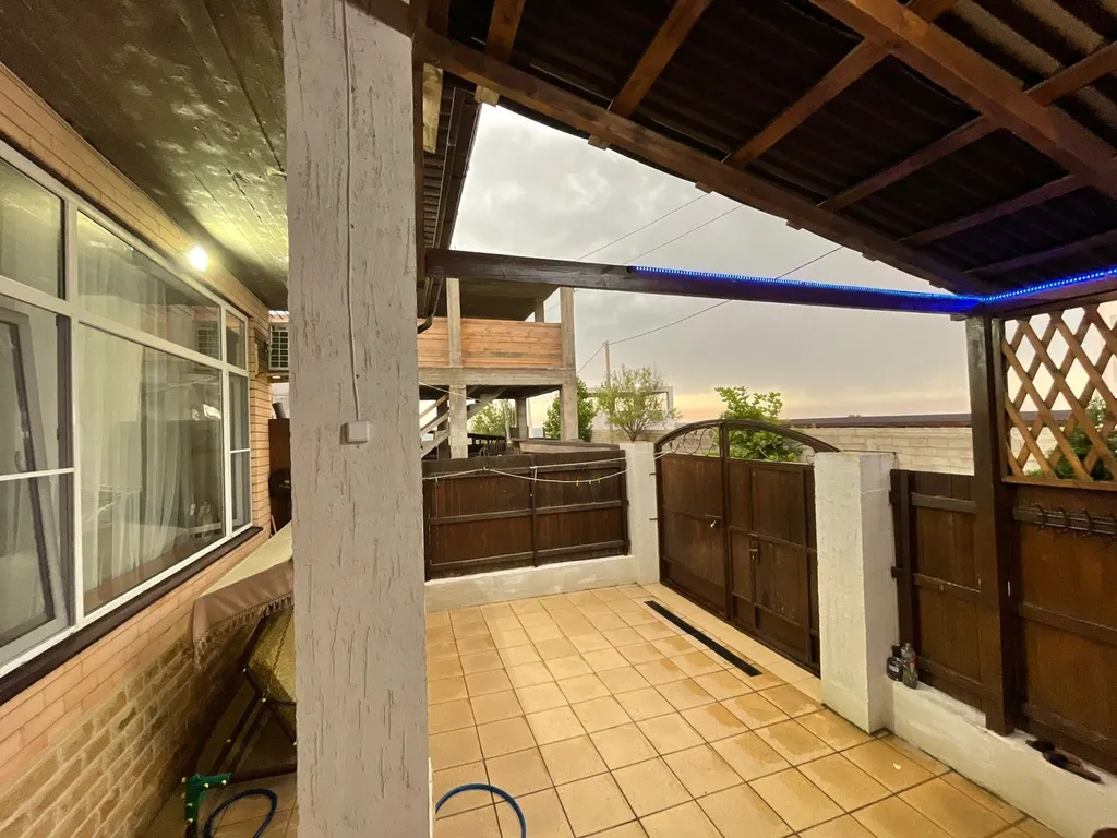 Дом у моря в окружении гор