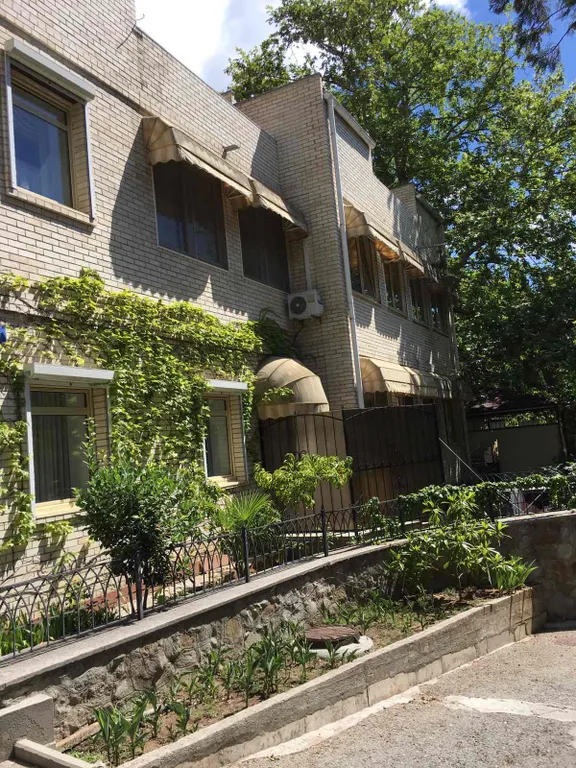 Дом на берегу моря в Ялте со своим двориком