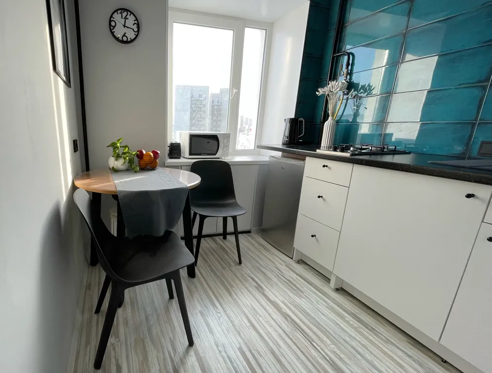 Видовая и стильная квартира в стиле Сканди с виниловым проигрывателем