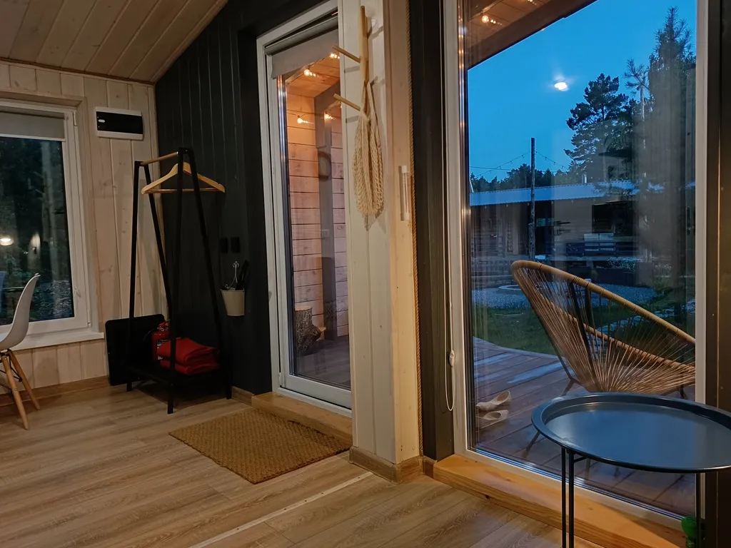 Светлый домик на опушке леса