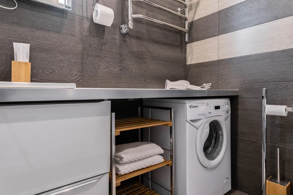 Элегантная квартира со стильной мебелью и уютной обстановкой