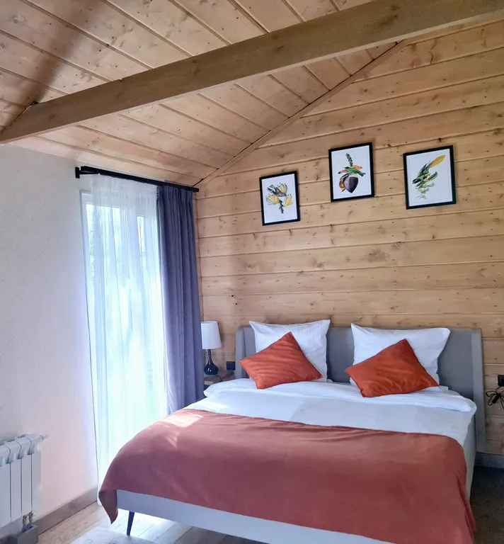 Уютный коттедж в лесу у пруда