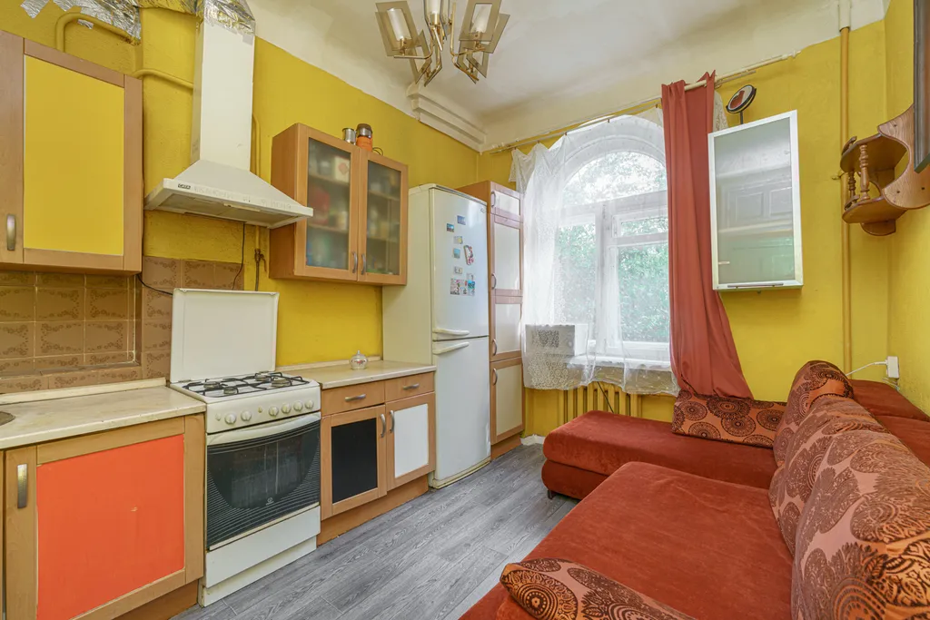 Большая комната с персональным компьютером