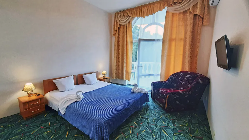 Квартира Однокомнатный номер на двоих с балконом - с трёхразовым питанием — аренда посуточно в Приветное