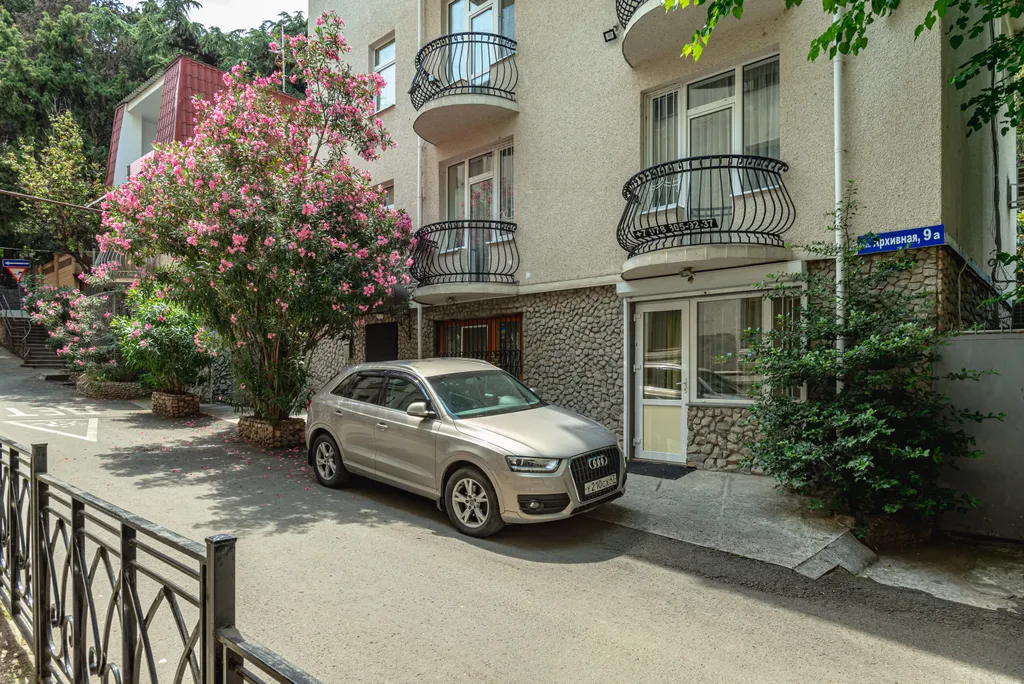 Уютные апартаменты в центре Ялты с видом на горы с 3-балконами