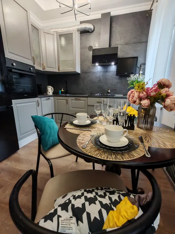 Просторная современная сталинка, в центре рядом с ресторанами и кафе