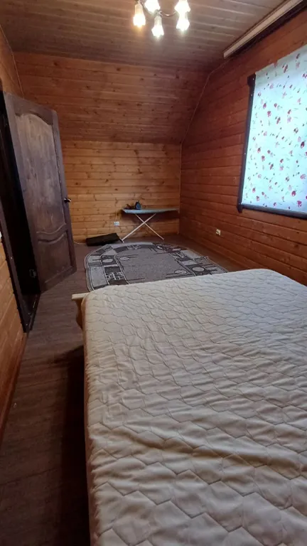 Деревянный дом в горах с видом на море