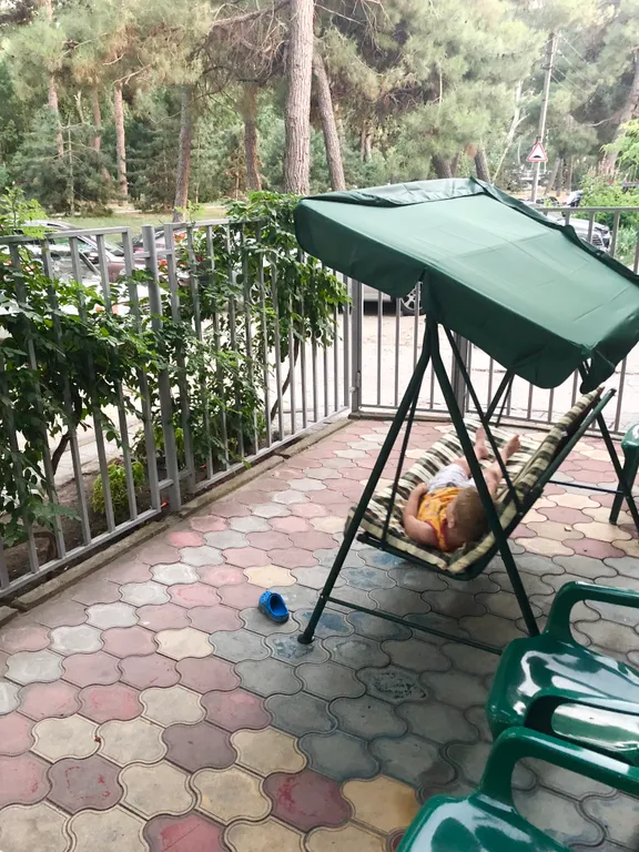 Дом с видом на сквер в центре города