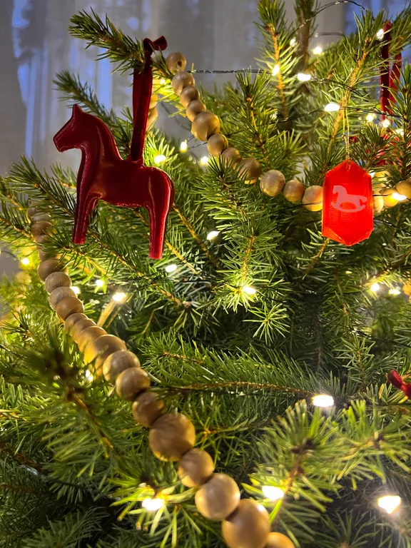 Дом в современном русском стиле в сосновом лесу