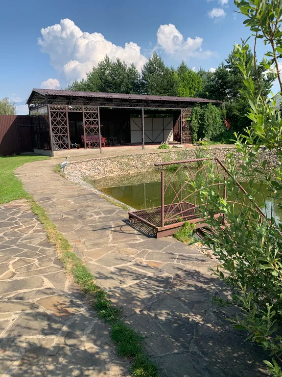 Уютный дом на пруду в черте города