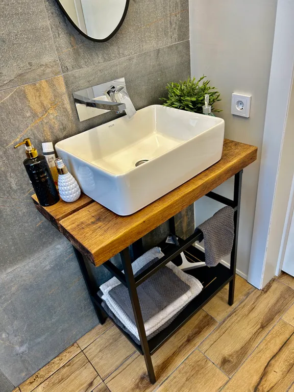 Дом с чаном на берегу реки