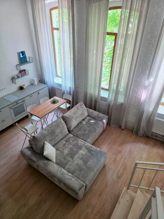 Новые апартаменты с высокими окнами на пешеходной улице