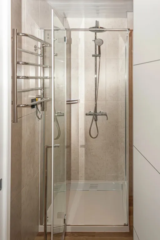 Номер с видом на тихое лесное озеро, лес и гору