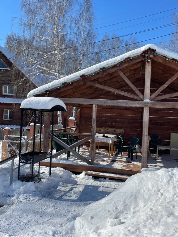 Дом с баней и детской площадкой, рядом лес и горы