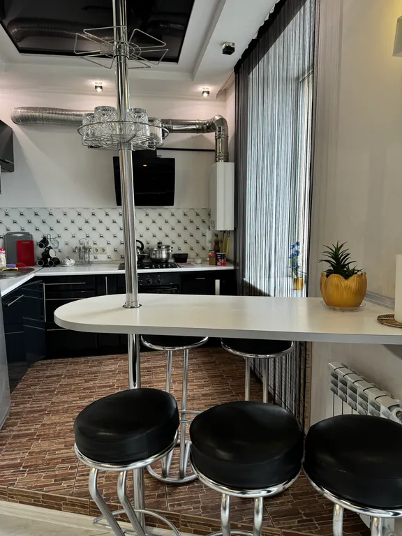 Красивая трёхкомнатная квартира в центре с видом на площадь