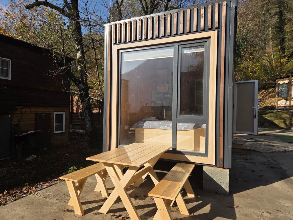 Тёплый домик в лесу с видом на горы