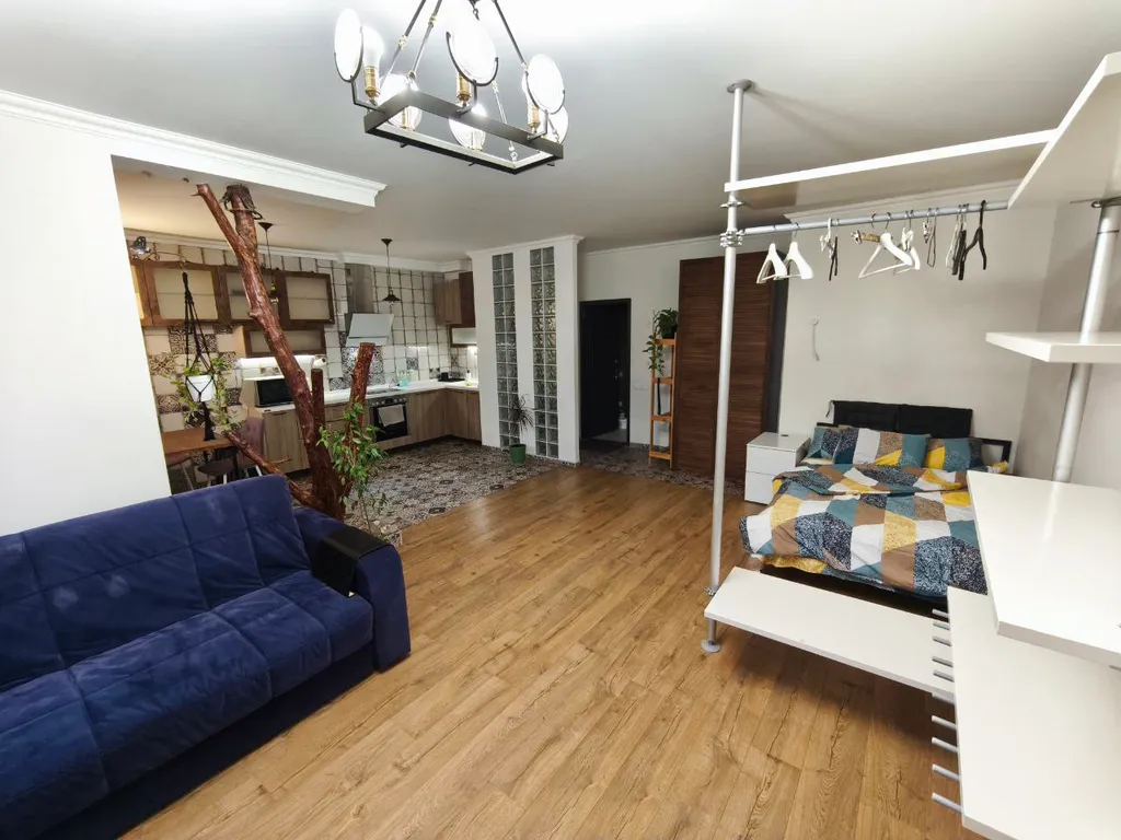 Студия с камином, деревом и видом на реку