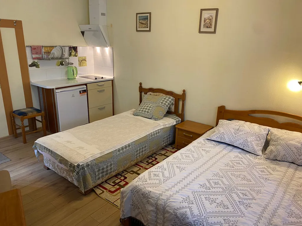 Уютный домик с двориком в центре города у моря