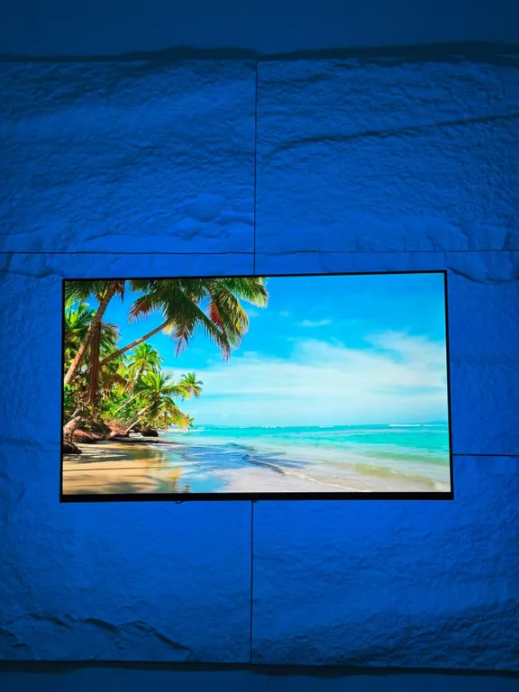 Эстетичная евродвушка рядом с Мегой