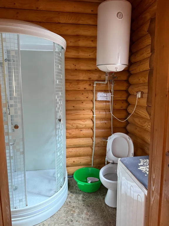 Деревянный домик возле моря