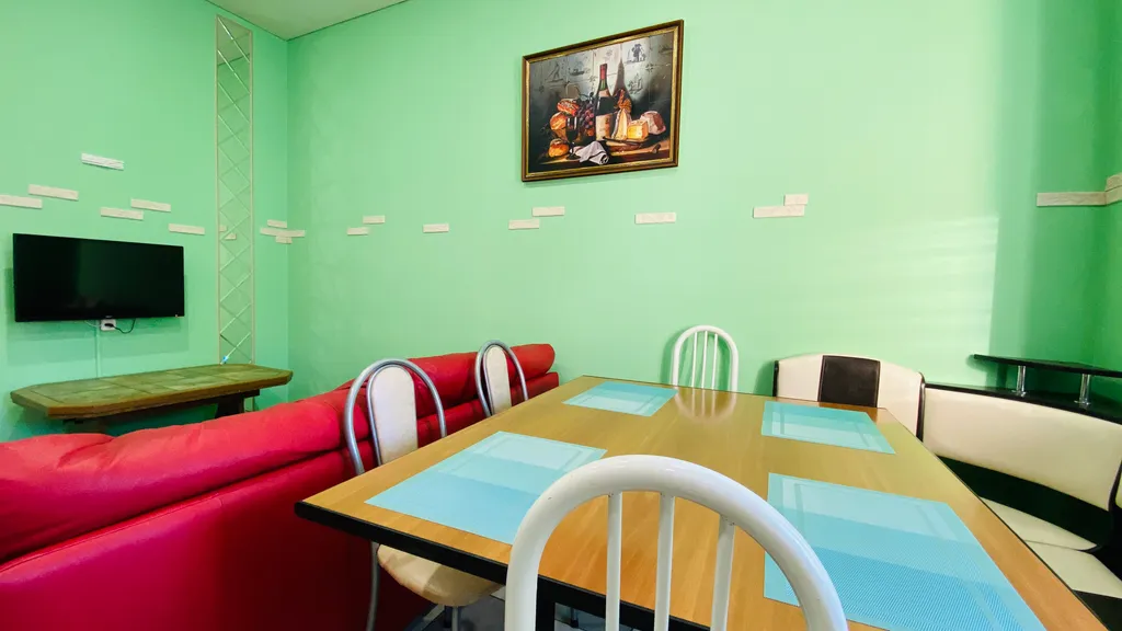 Просторная квартира с лоджией на площади Революции