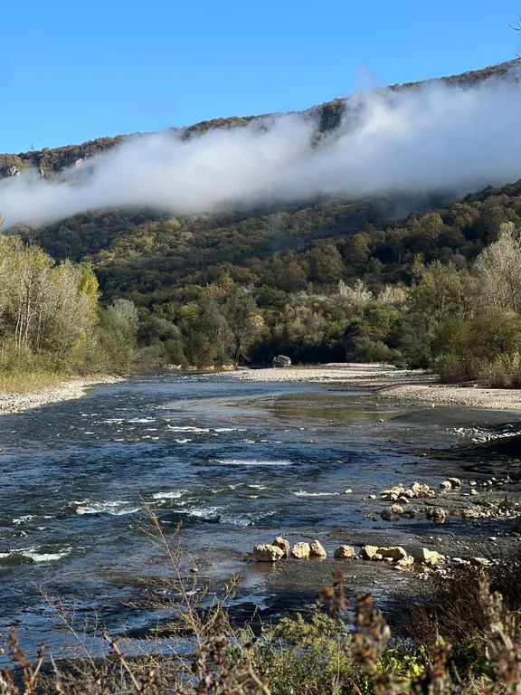 Дом А-Фрейм на берегу реки