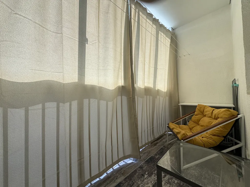 Уютная квартира-студия с большой кроватью и диваном