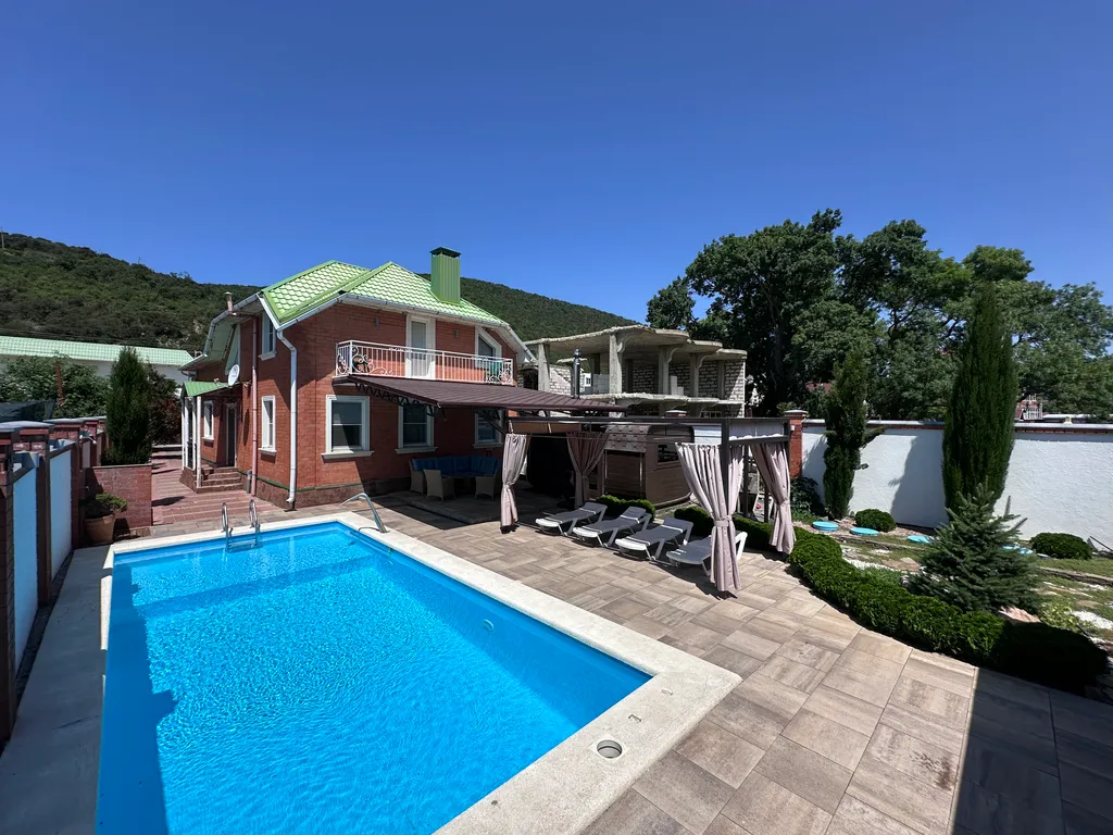 С бассейном на пляже