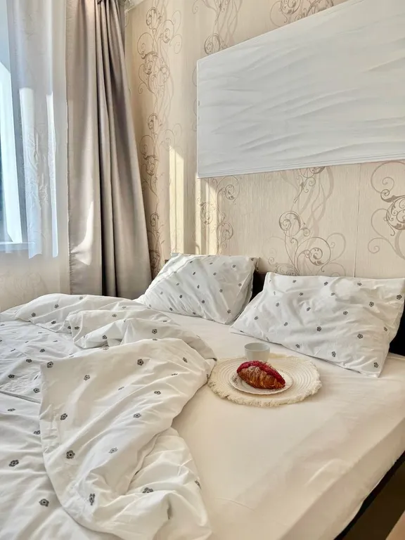 Возле ленты уютная студия