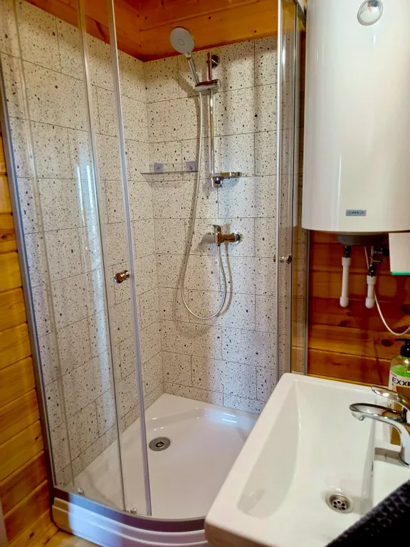 Новый деревянный домик у моря