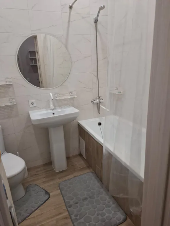 Студия возле аллеи с проигрывателем пластинок