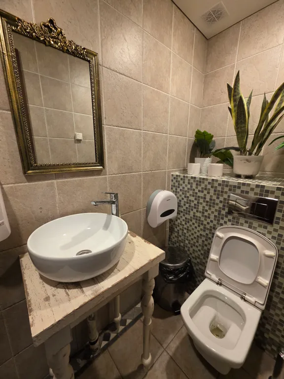 Загородный дом с бассейном и банкетным залом