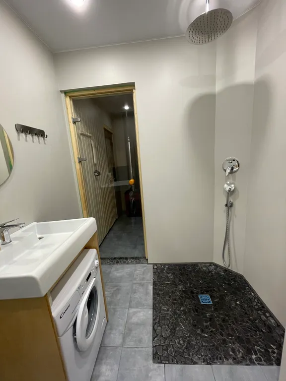 Домик в диком лесу на берегу реки