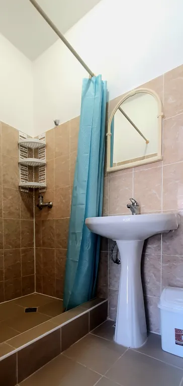 Уютный номер на первом этаже в маленьком гостевом доме с бассейном