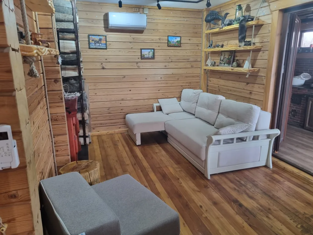 Уютный дом на берегу реки