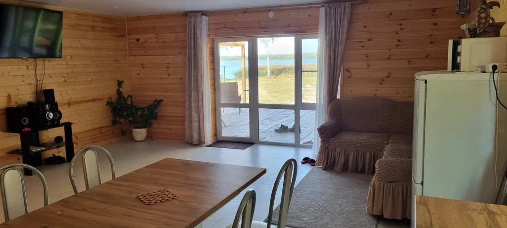 Отдельный дом на краю леса на берегу озера