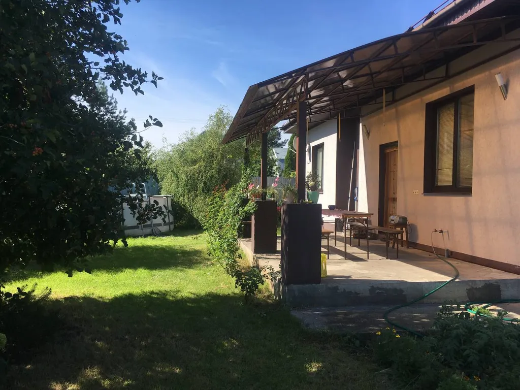 Загородный дом рядом с озером