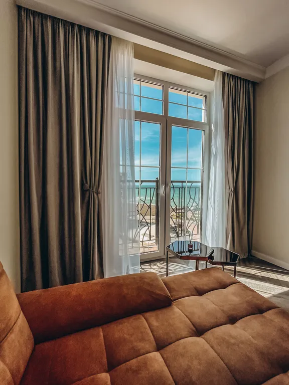 Дизайнерский апартамент с видом на море