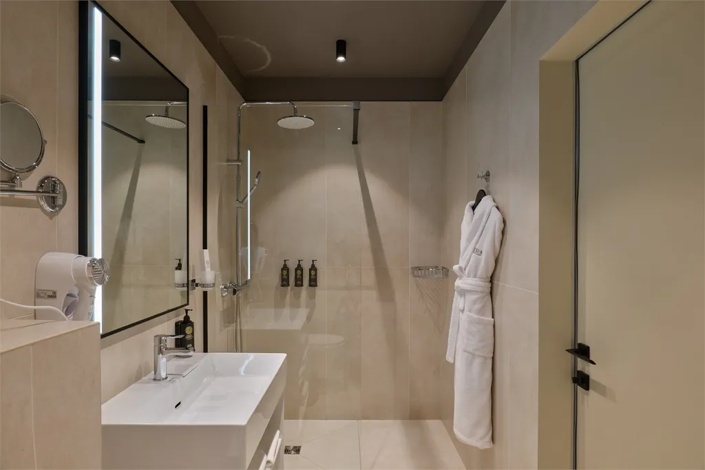 Джуниор Сюит