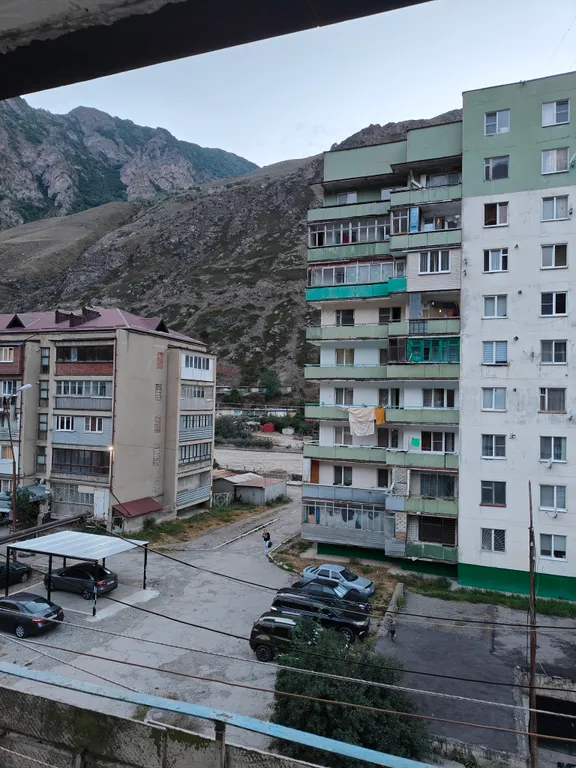 Красивый вид с 2 балконов на горы и реку