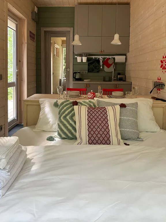 Домик в лесу в глэмпинге Сметана