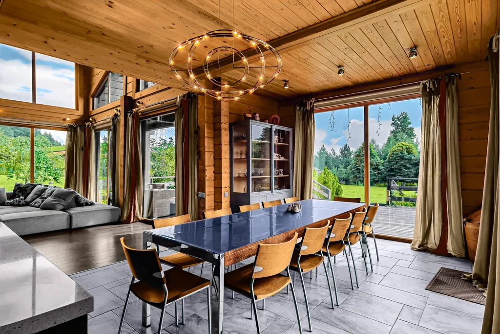 Коттедж с бассейном на берегу озера Порт Жемчужный