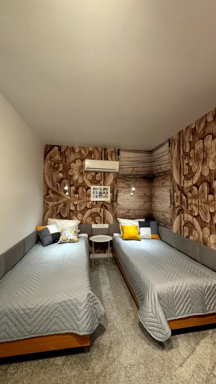 Твин с видом на оживленный дворик кафе