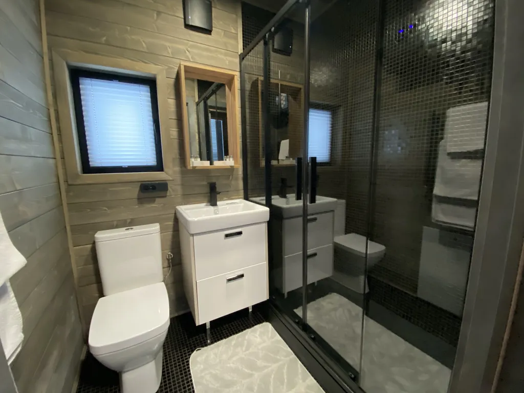 Домик ЧЕРНИКА. Большой пруд с пляжем в глэмпинге "Усадьба Ягодное".