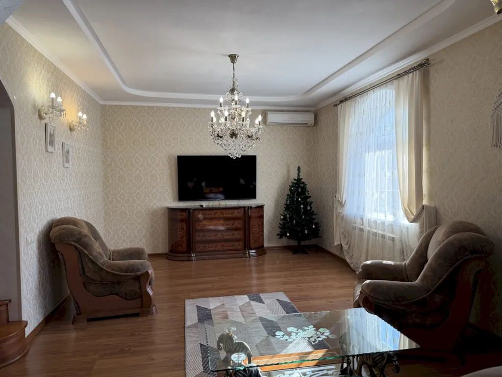 Дом с террасами и видом на море, рядом с центром