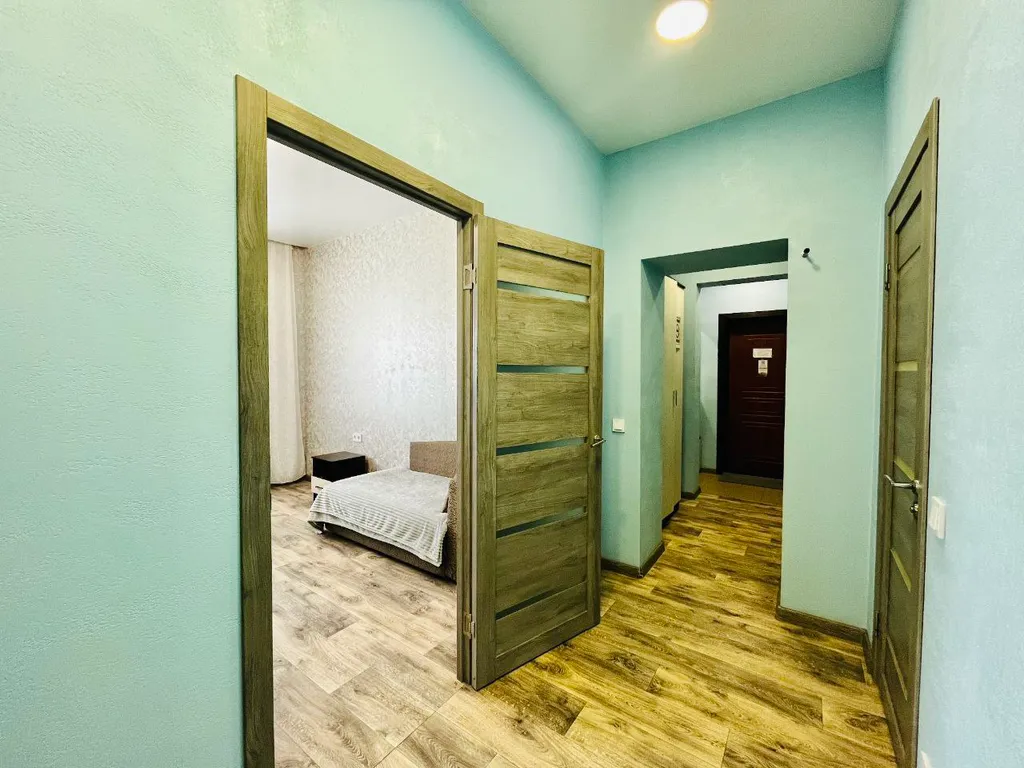 Однокомнатная квартира с диваном и тв на кухне