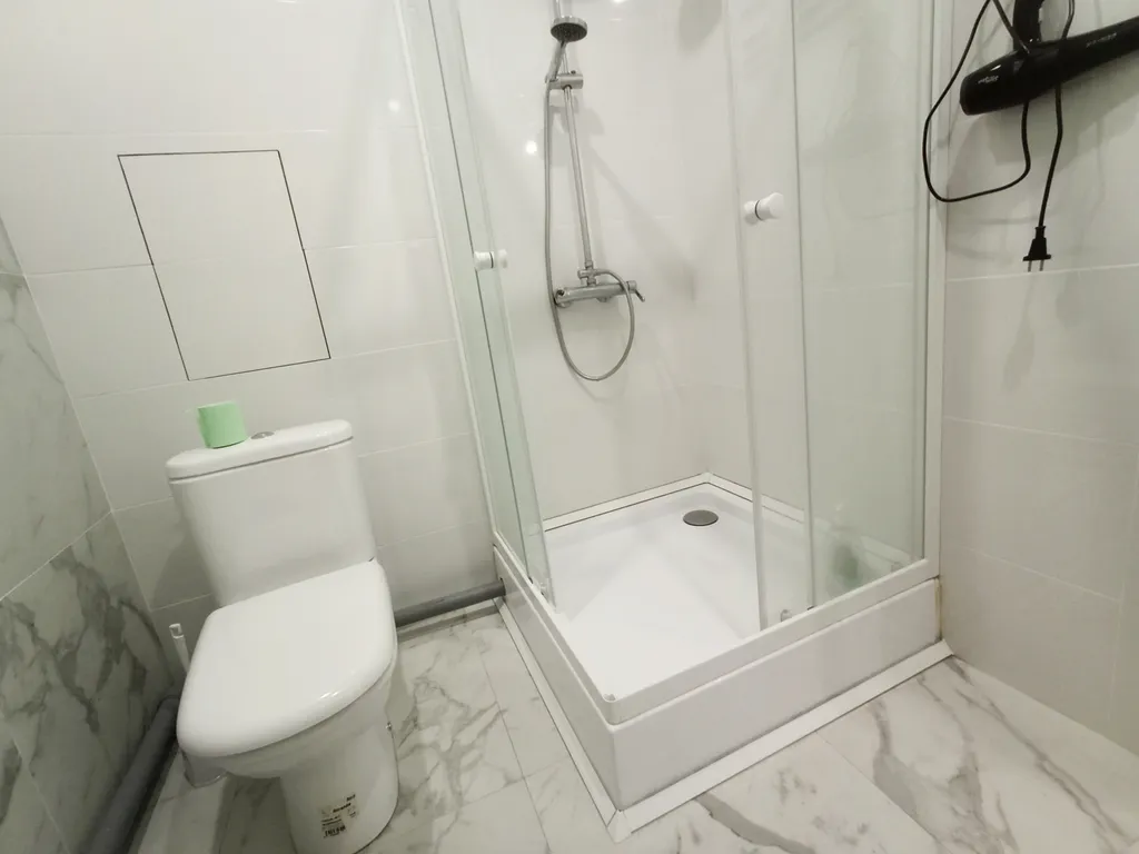 Новая светлая квартира в черно-белом стиле