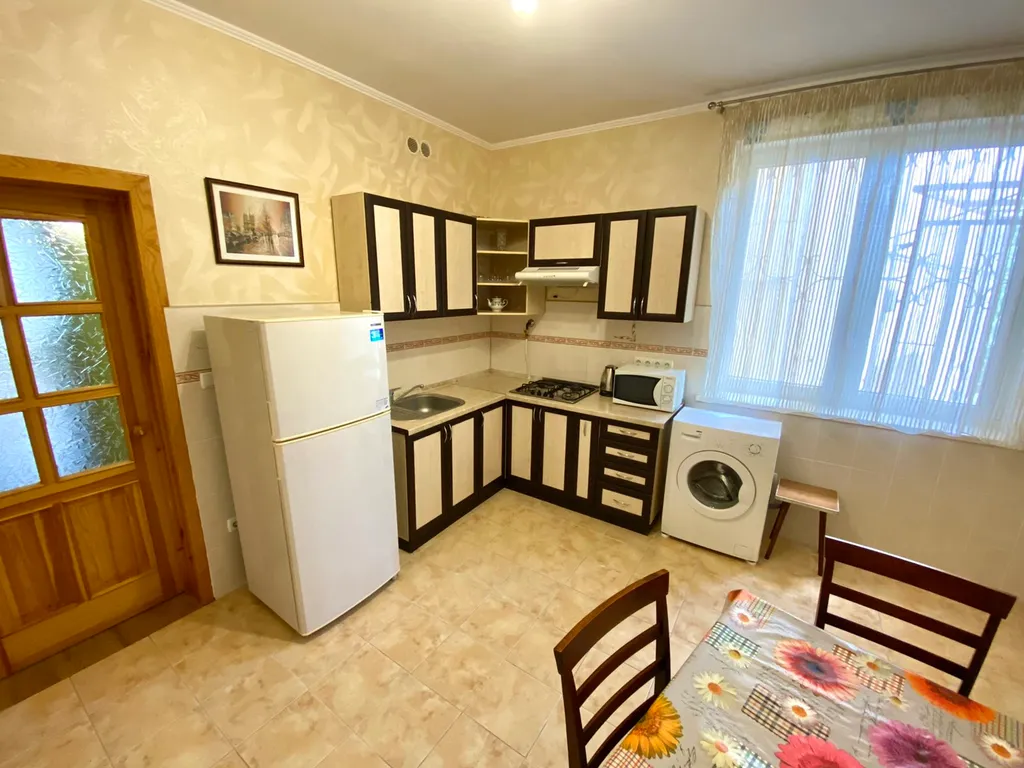 Этаж в доме со своим двором близко к морю