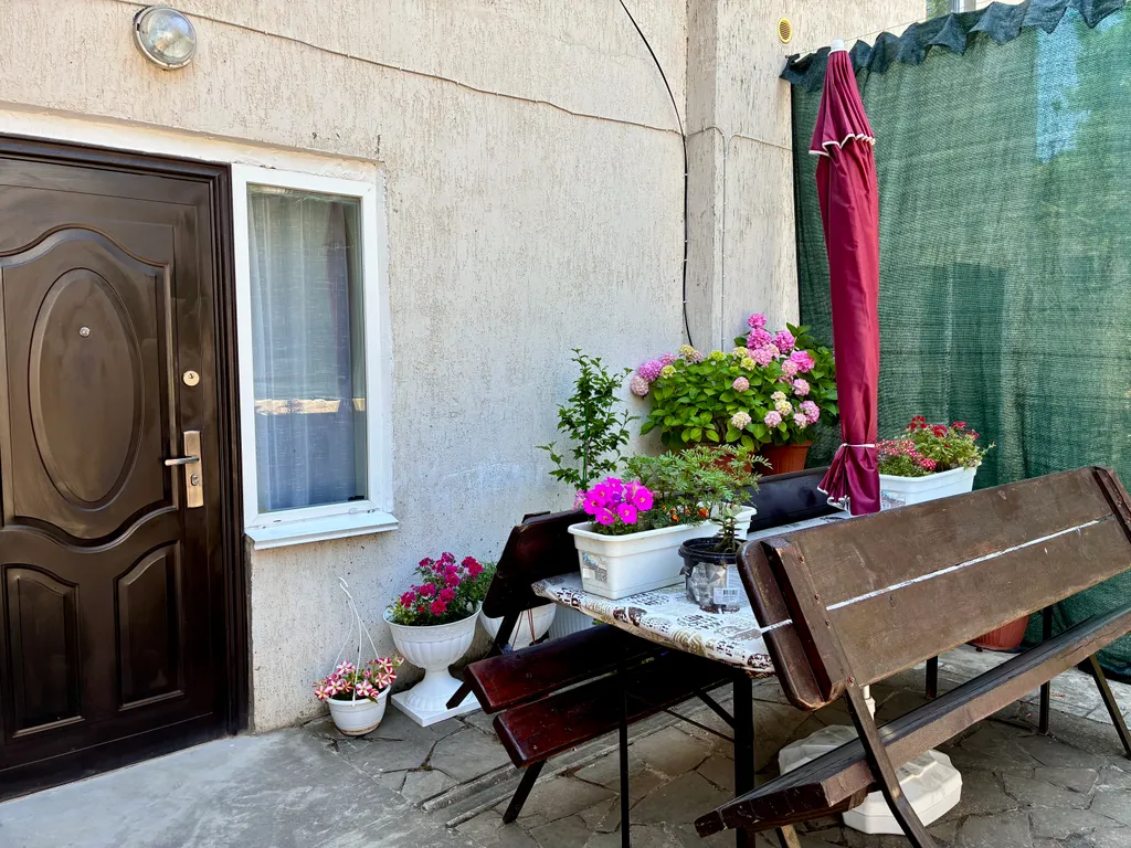 Уютная комната в частном доме со своим двором